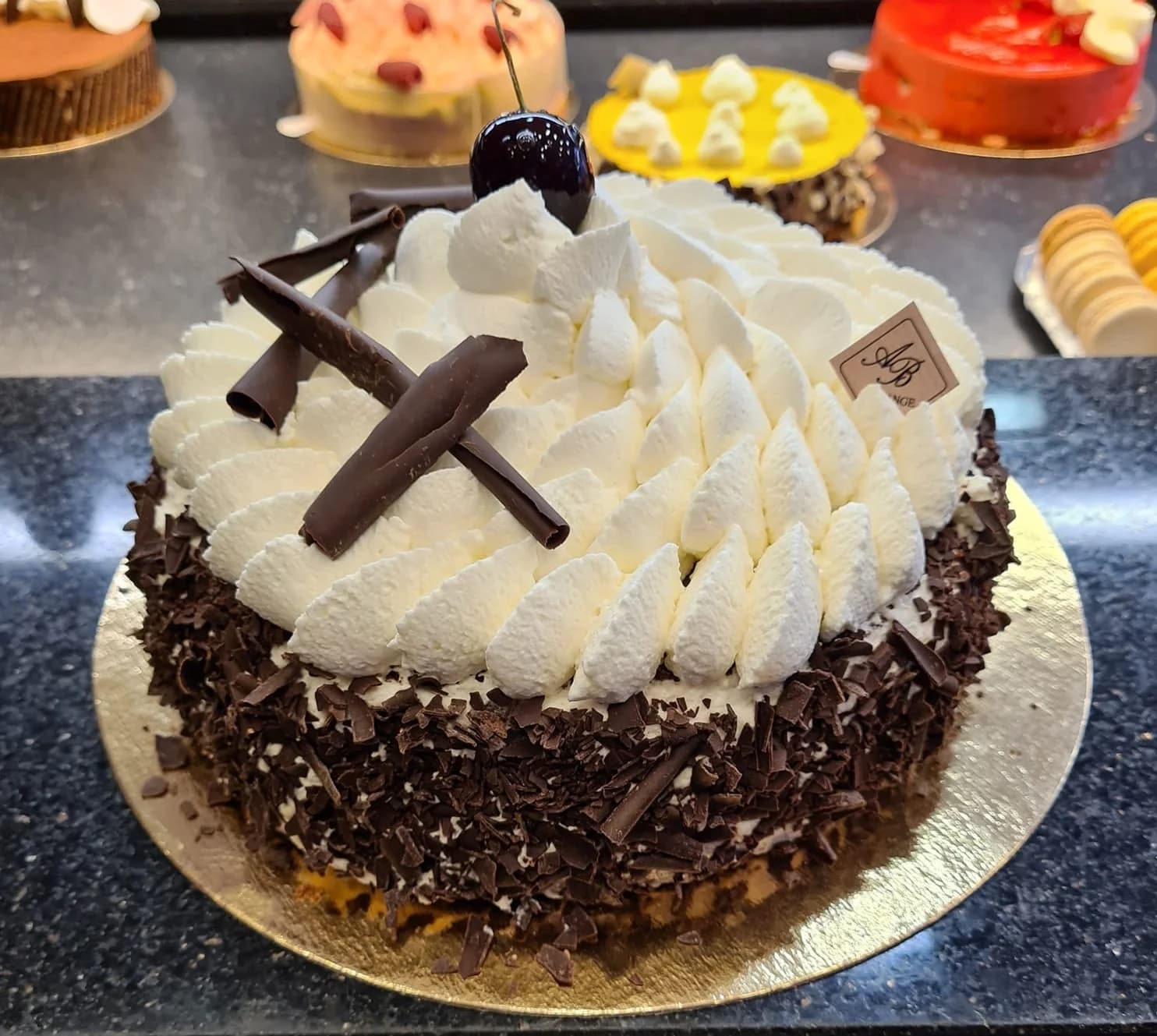 Forêt-noire artisanale Aux Délices Lorraines, cerises, chantilly et génoise cacao